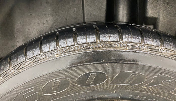 2015 Maruti Swift VXI, Petrol, Manual, 69,289 km, Left Rear Tyre Tread