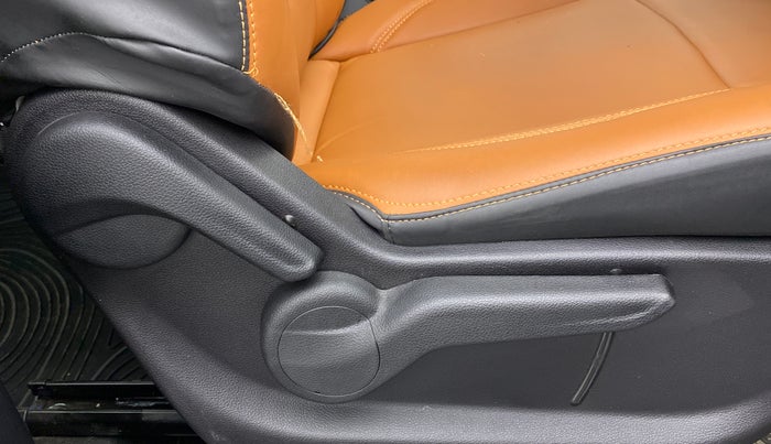 2022 Mahindra XUV700 AX 5 P AT 5 STR, Petrol, Automatic, 3,345 km, Driver Side Adjustment Panel
