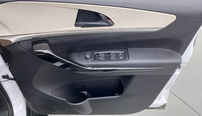 2022 Mahindra XUV700 AX 5 P AT 5 STR, Petrol, Automatic, 3,345 km, Driver Side Door Panels Control