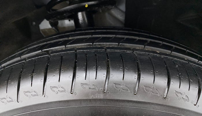 2022 Mahindra XUV700 AX 5 P AT 5 STR, Petrol, Automatic, 3,345 km, Right Front Tyre Tread