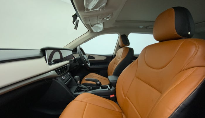 2022 Mahindra XUV700 AX 5 P AT 5 STR, Petrol, Automatic, 3,345 km, Right Side Front Door Cabin
