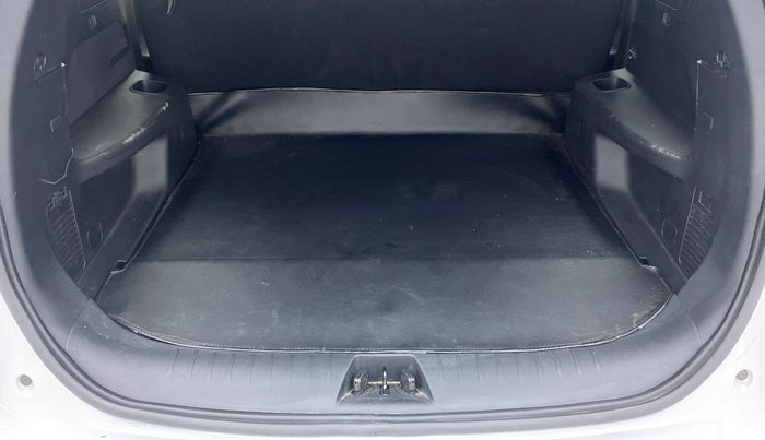 2022 Mahindra XUV700 AX 5 P AT 5 STR, Petrol, Automatic, 3,345 km, Boot Inside