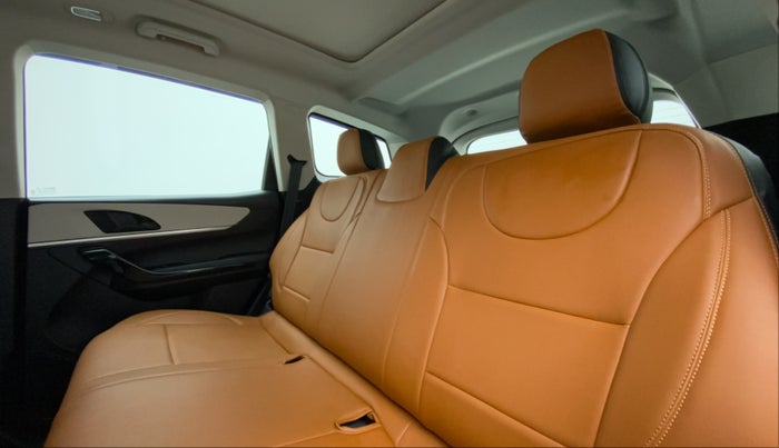 2022 Mahindra XUV700 AX 5 P AT 5 STR, Petrol, Automatic, 3,345 km, Right Side Rear Door Cabin