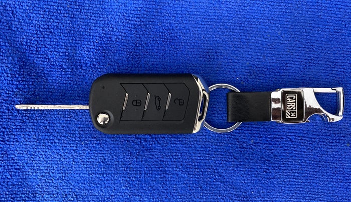 2022 Mahindra XUV700 AX 5 P AT 5 STR, Petrol, Automatic, 3,345 km, Key Close Up
