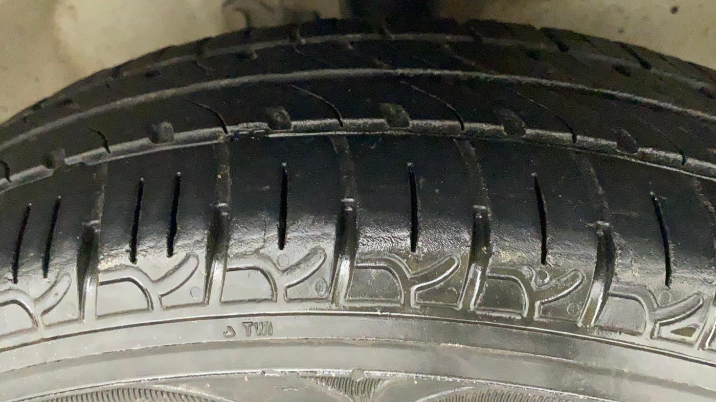 2013 Maruti Wagon R Stingray VXI, Petrol, Manual, 54,420 km, Right Front Tyre Tread