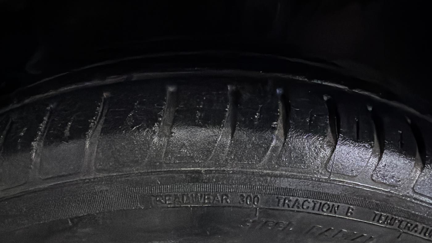 2019 Maruti Swift VXI AMT, Petrol, Automatic, 32,624 km, Left Front Tyre Tread
