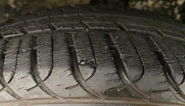 2010 Maruti Swift VXI, Petrol, Manual, 60,600 km, Left Front Tyre Tread