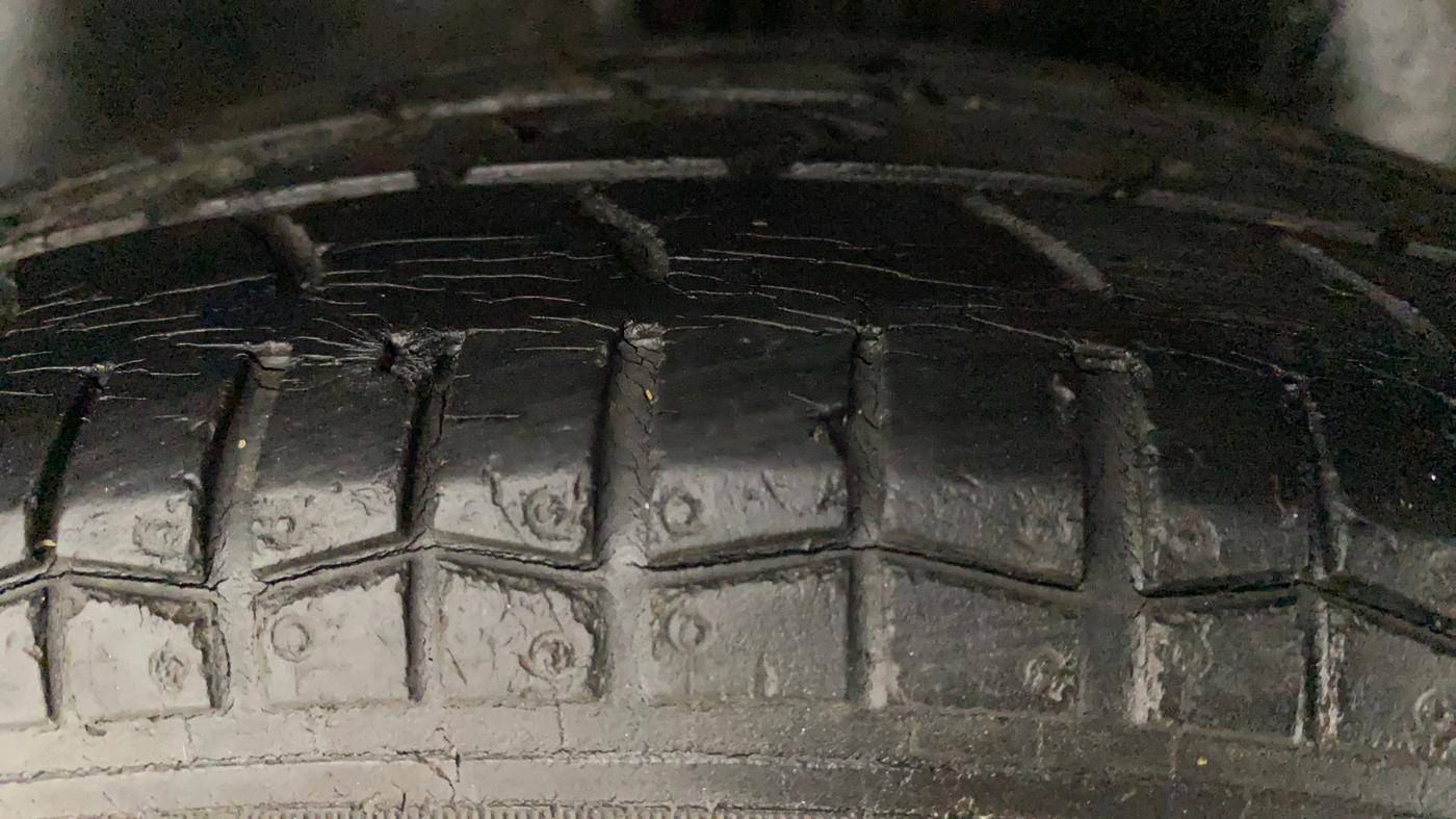 2010 Maruti Swift VXI, Petrol, Manual, 60,600 km, Right Rear Tyre Tread
