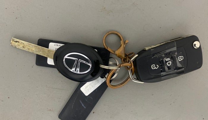 2023 Tata Tiago XZA PLUS PETROL, Petrol, Automatic, 10,244 km, Key Close Up