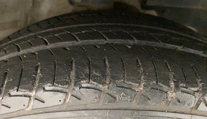 2018 Mahindra KUV 100 NXT K6+ P 6 STR, Petrol, Manual, 25,611 km, Right Front Tyre Tread