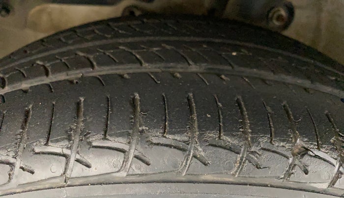 2018 Mahindra KUV 100 NXT K6+ P 6 STR, Petrol, Manual, 25,611 km, Left Front Tyre Tread