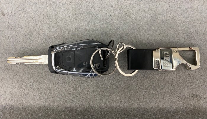 2018 Mahindra KUV 100 NXT K6+ P 6 STR, Petrol, Manual, 25,611 km, Key Close Up