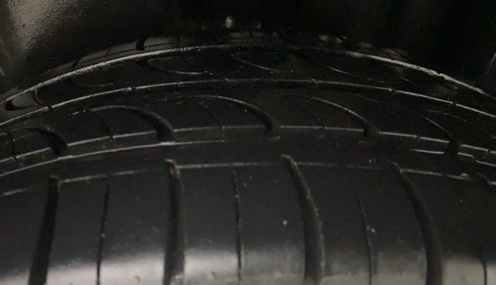 2013 Volkswagen Vento HIGHLINE DIESEL 1.6, Diesel, Manual, 70,042 km, Left Rear Tyre Tread