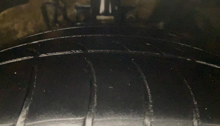 2013 Volkswagen Vento HIGHLINE DIESEL 1.6, Diesel, Manual, 70,042 km, Right Front Tyre Tread