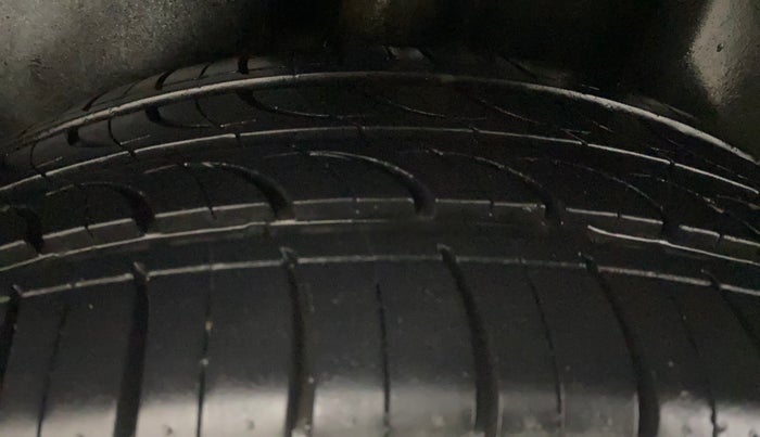 2013 Volkswagen Vento HIGHLINE DIESEL 1.6, Diesel, Manual, 70,042 km, Right Rear Tyre Tread