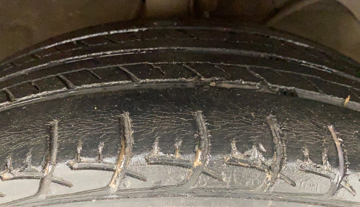 2016 Maruti Baleno DELTA DIESEL 1.3, Diesel, Manual, 70,360 km, Right Front Tyre Tread