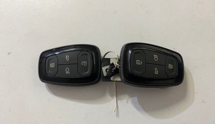 2021 Tata PUNCH CREATIVE AMT 1.2 RTN DUAL TONE, Petrol, Automatic, 31,940 km, Key Close Up