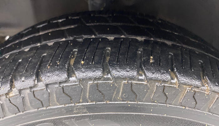 2018 Hyundai Eon ERA +, Petrol, Manual, 86,197 km, Left Front Tyre Tread