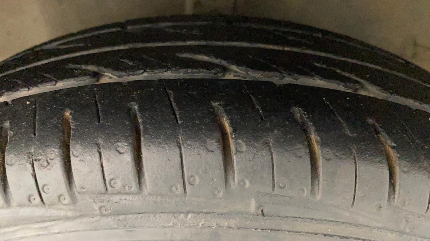 2013 Hyundai Eon ERA +, Petrol, Manual, 64,747 km, Left Front Tyre Tread