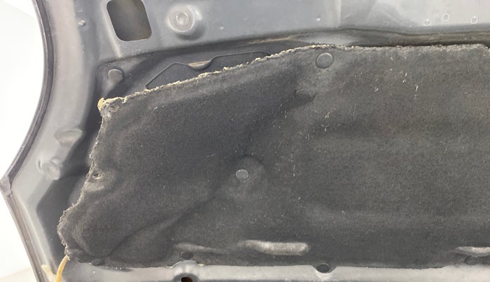 2010 Maruti Swift VXI D, Petrol, Manual, 36,650 km, Bonnet (hood) - Insulation cover has minor damage