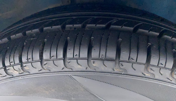 2011 Maruti A Star ZXI, Petrol, Manual, 90,245 km, Right Front Tyre Tread