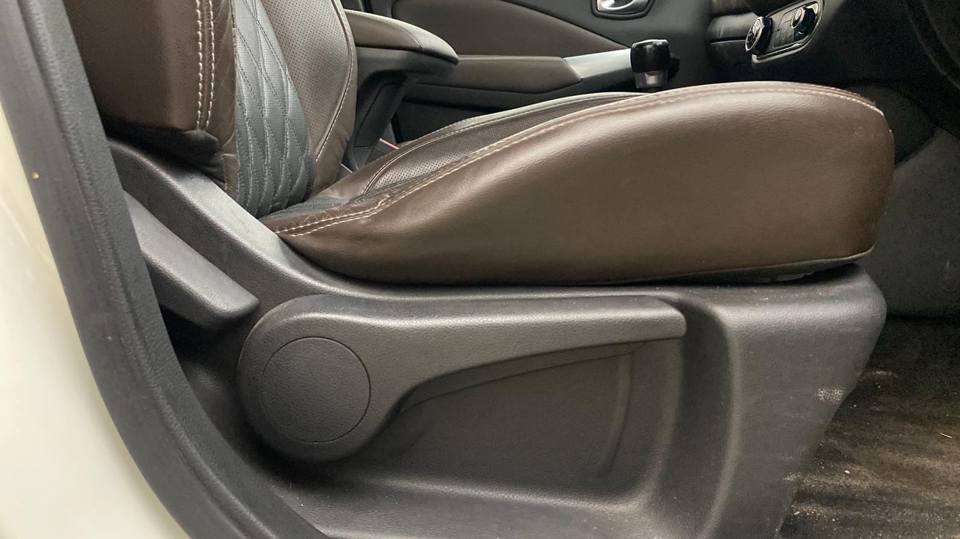 2020 Nissan Kicks XV PREMIUM (O) TURBO 1.3 DUAL TONE, Petrol, Manual, 83,582 km, Driver Side Adjustment Panel