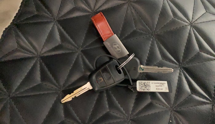 2022 Hyundai NEW SANTRO SPORTZ MT, Petrol, Manual, 23,104 km, Key Close Up