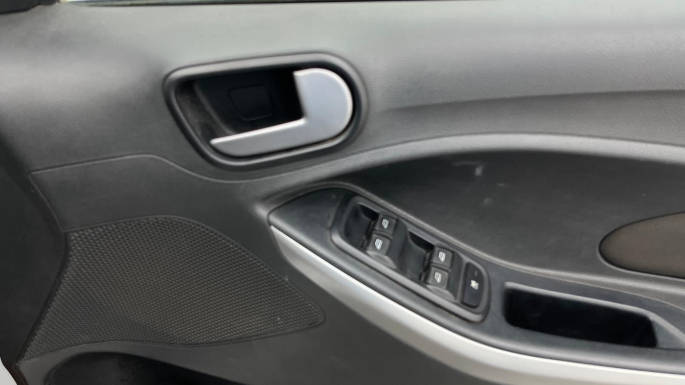 2016 Ford New Figo TITANIUM 1.2 PETROL MT, Petrol, Manual, 57,349 km, Driver Side Door Panels Control