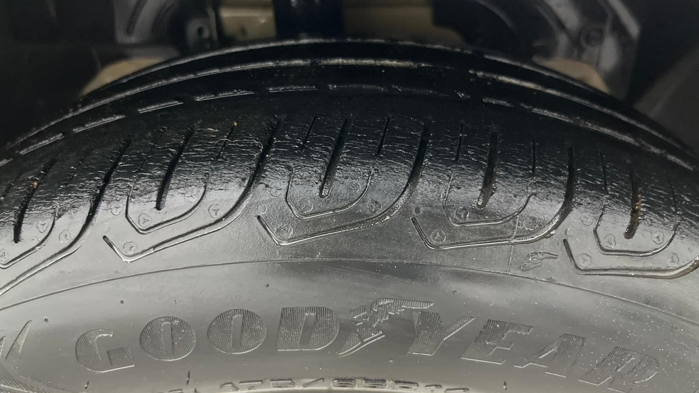 2016 Ford New Figo TITANIUM 1.2 PETROL MT, Petrol, Manual, 57,349 km, Right Front Tyre Tread