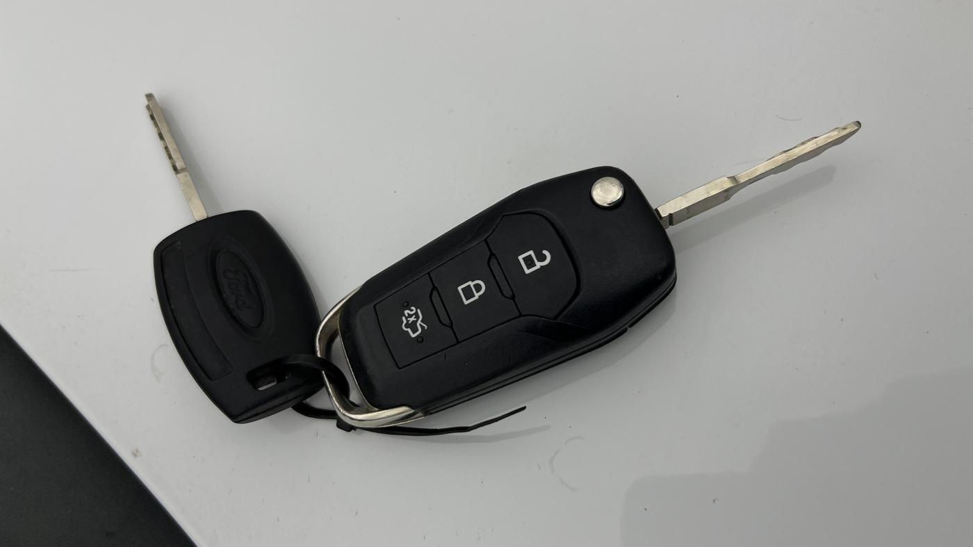 2016 Ford New Figo TITANIUM 1.2 PETROL MT, Petrol, Manual, 57,349 km, Key Close Up