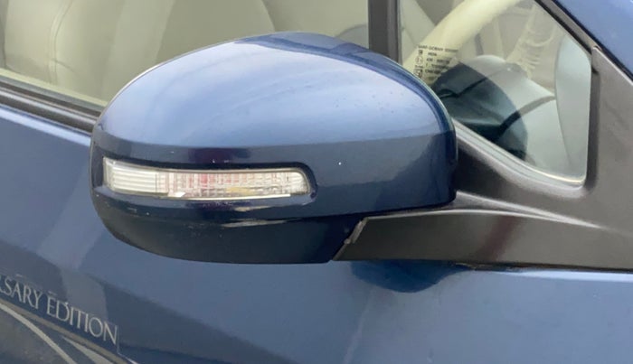 2014 Maruti Ertiga VXI, Petrol, Manual, 52,361 km, Right rear-view mirror - Indicator light has minor damage