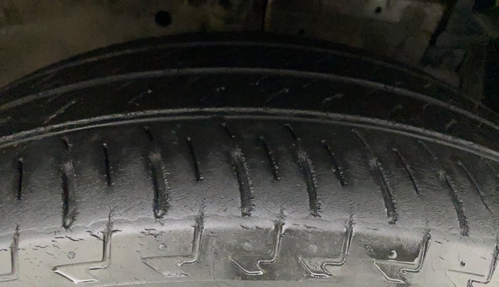 2013 Maruti Ertiga VXI CNG, CNG, Manual, 1,01,059 km, Right Front Tyre Tread