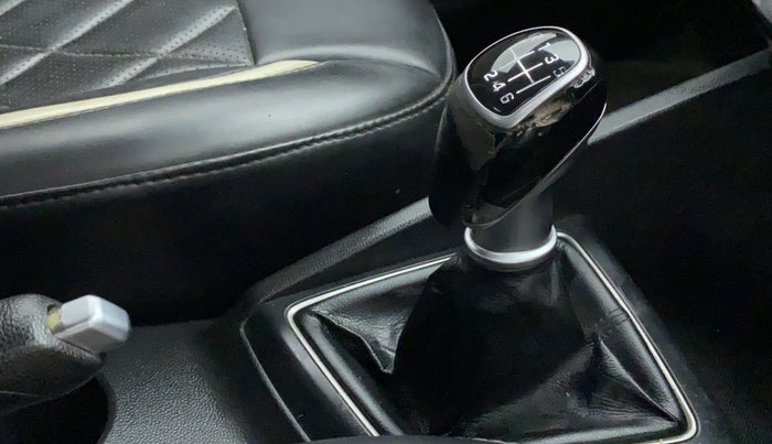 2015 Hyundai Elite i20 ASTA 1.4 CRDI, Diesel, Manual, 1,02,886 km, Gear lever - Knob cover torn