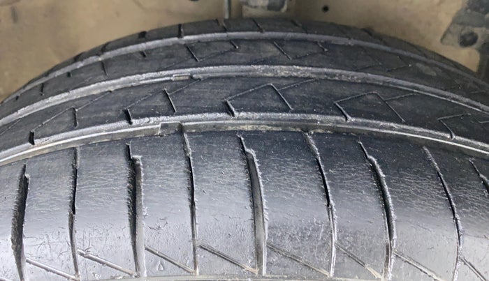 2013 Maruti Swift Dzire VXI, Petrol, Manual, 82,900 km, Right Front Tyre Tread