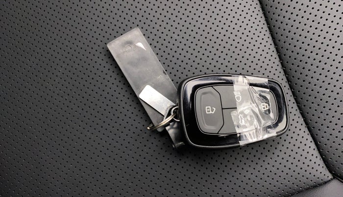 2023 Tata NEXON FEARLESS + SUNROOF DCA DUAL TONE 1.2 PETROL, Petrol, Automatic, 27,496 km, Key Close Up