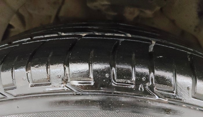 2024 Mahindra XUV300 W8 1.2 PETROL, Petrol, Manual, 29,360 km, Left Front Tyre Tread