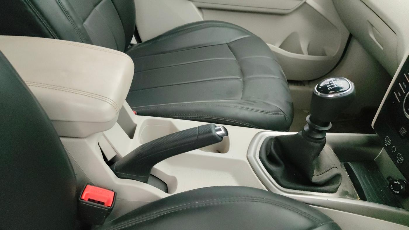 2024 Mahindra XUV300 W8 1.2 PETROL, Petrol, Manual, 29,360 km, Gear Lever