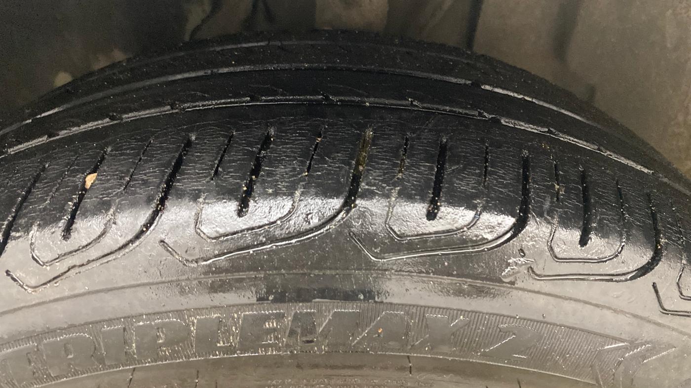 2023 Tata ALTROZ XZ PLUS SUNROOF CNG, CNG, Manual, 43,186 km, Left Front Tyre Tread