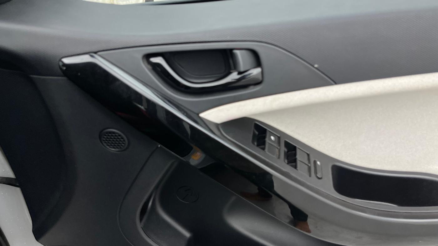 2025 Tata NEXON Pure Plus (S) 1.2 iCNG 6MT, CNG, Manual, 27,740 km, Driver Side Door Panels Control