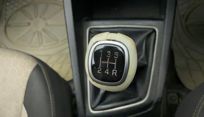 2014 Hyundai Elite i20 ASTA 1.2, CNG, Manual, 1,07,819 km, Gear lever - Knob cover torn