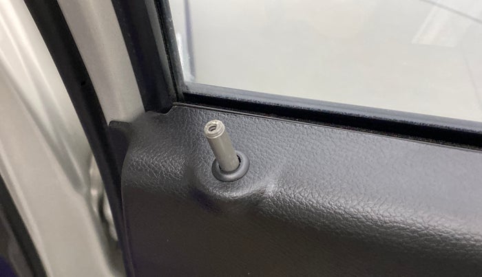 2022 Maruti Alto VXI, Petrol, Manual, 10,165 km, Lock system - Door lock knob has minor damage