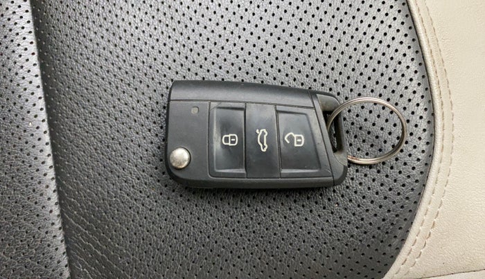 2023 Volkswagen TAIGUN TOPLINE 1.0 TSI MT, Petrol, Manual, 23,978 km, Key Close Up
