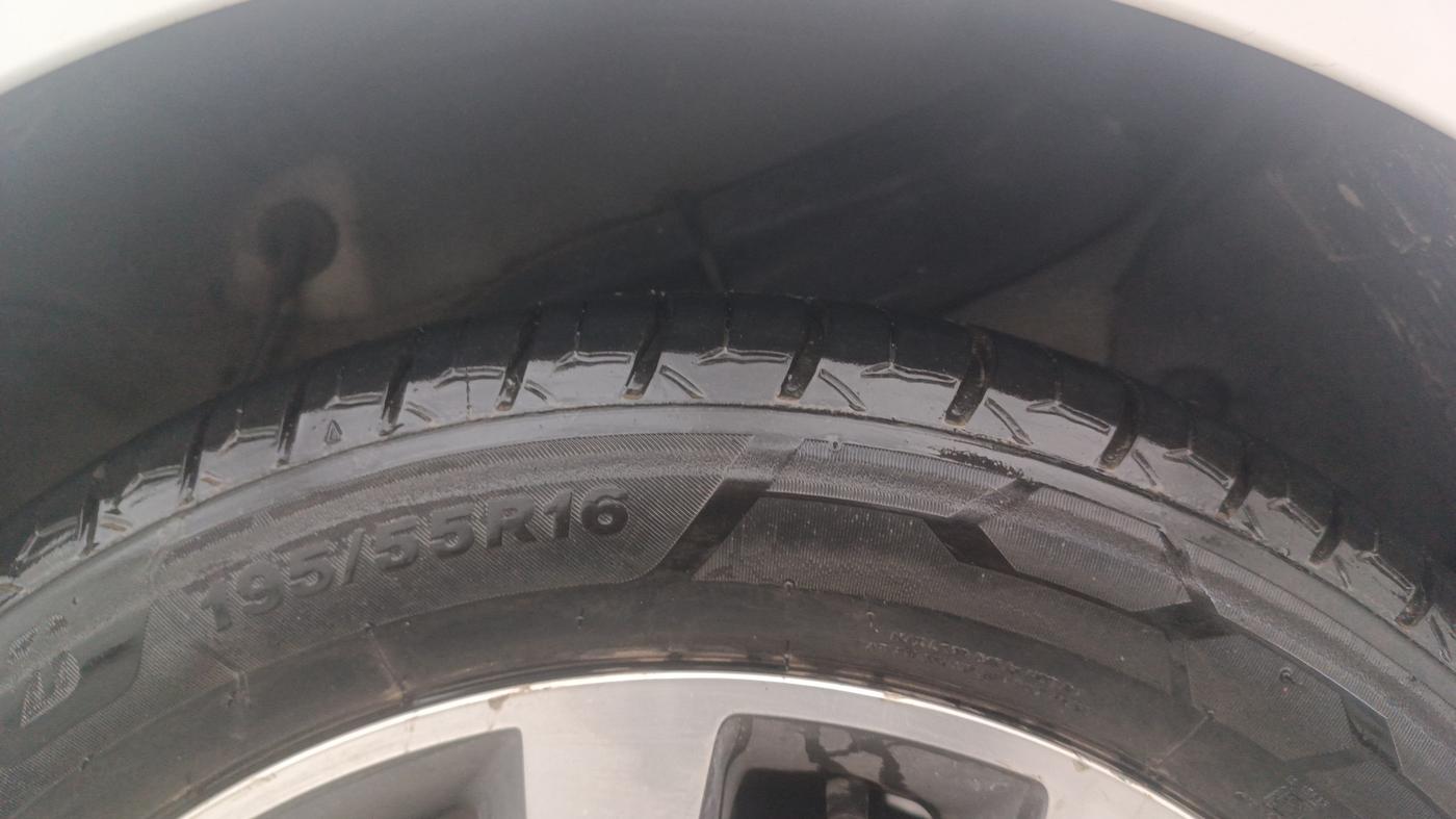 2014 Hyundai Verna FLUIDIC 1.6 VTVT SX, Petrol, Manual, 49,410 km, Left Rear Tyre Tread