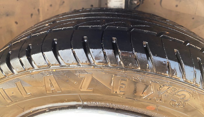 2015 Honda Brio S MT, CNG, Manual, 1,32,809 km, Right Front Tyre Tread