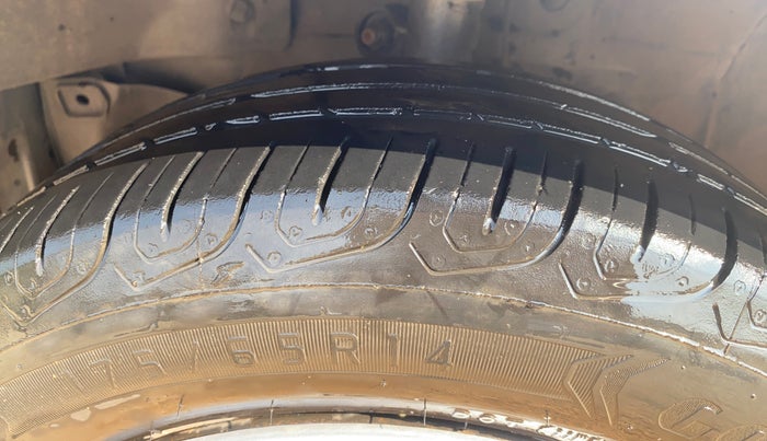 2015 Honda Brio S MT, CNG, Manual, 1,32,809 km, Left Front Tyre Tread