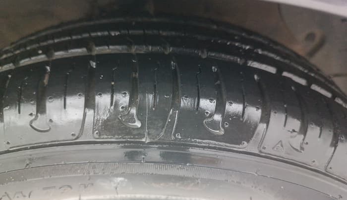 2014 Hyundai Grand i10 ASTA AT 1.2 KAPPA VTVT, Petrol, Automatic, 1,00,172 km, Right Front Tyre Tread