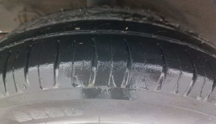 2014 Hyundai Grand i10 ASTA AT 1.2 KAPPA VTVT, Petrol, Automatic, 1,00,172 km, Right Rear Tyre Tread