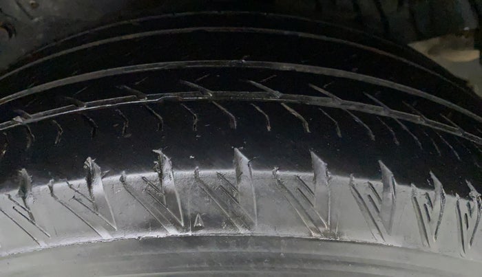 2019 Mahindra XUV500 W11, Diesel, Manual, 64,672 km, Left Front Tyre Tread