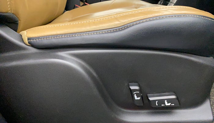 2019 Mahindra XUV500 W11, Diesel, Manual, 64,672 km, Driver Side Adjustment Panel