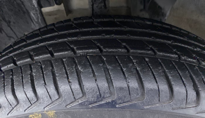 2016 Renault Kwid RXT, Petrol, Manual, 27,010 km, Left Front Tyre Tread